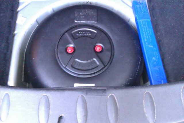 Grazie al vano ruota di questo modello si e' potuto installare il serbatoio del gpl nel vano della ruota di scorta,spostando il kit ripara gomma nei vani laterali della vettura.